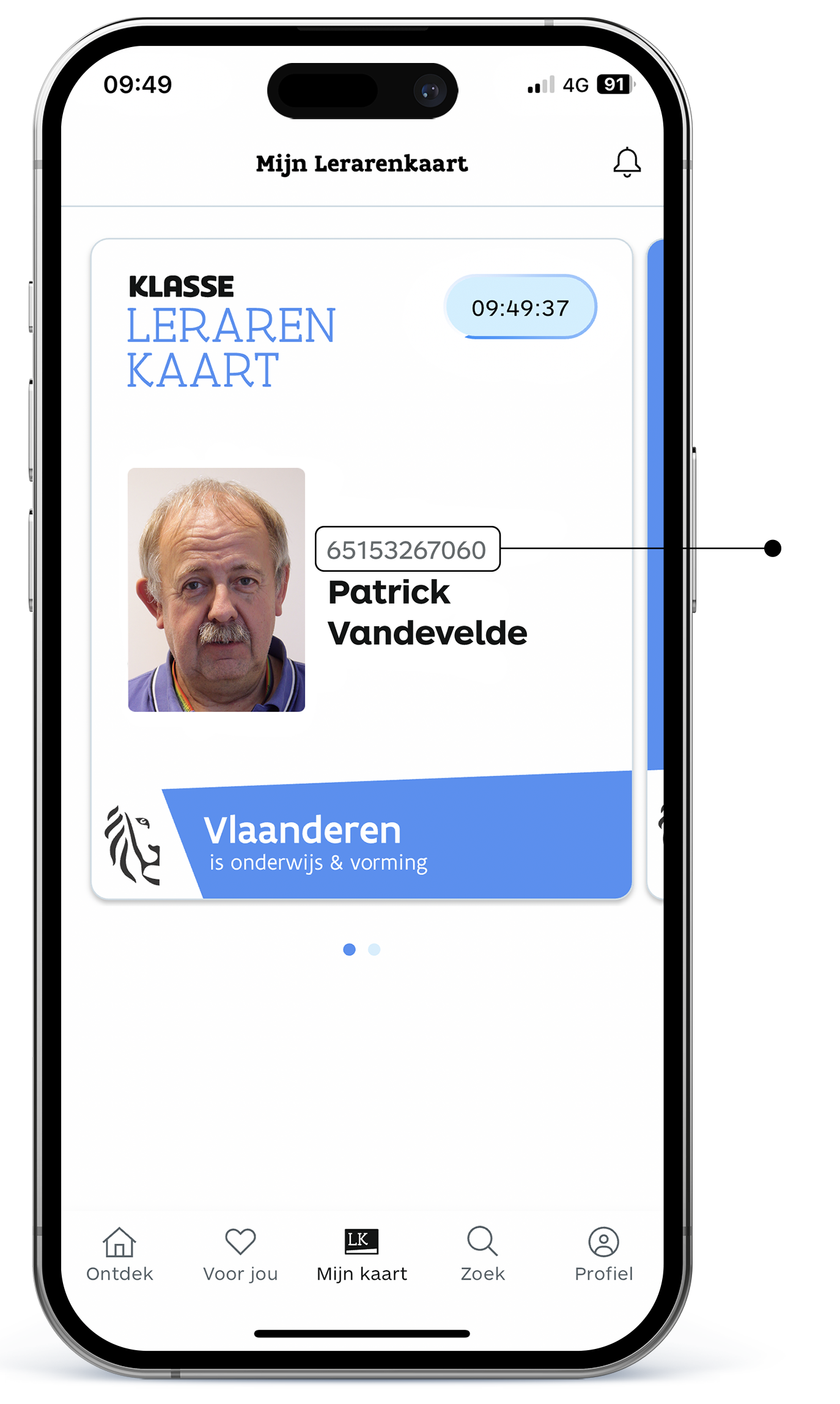 Afbeelding van een smartphonescherm met als titel Klasse - Lerarenkaart. Rechts van de titel een klokje. Daaronder een foto, met daarnaast het Lerarenkaartnummer en voor- en achternaam. Onderaan het logo van de Vlaamse Overheid met de tekst 'Vlaanderen is onderwijs & vorming